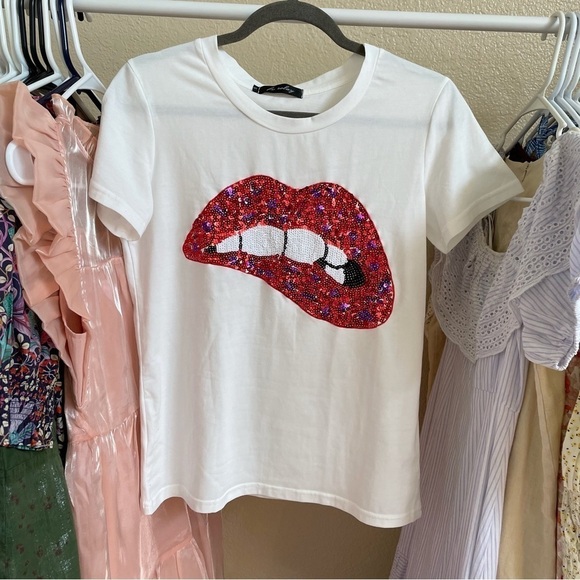 Sequined red lip white tee shirt - Picture 2 of 5
